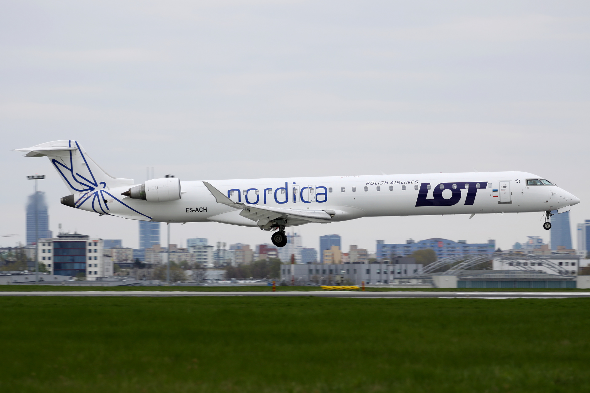 ES-ACH (malowanie hybrydowe Polskie Linie Lotnicze LOT - Nordica) (Samoloty » Spotting na EPWA » Mitsubishi Regional Jet » CRJ-900 » Nordica)