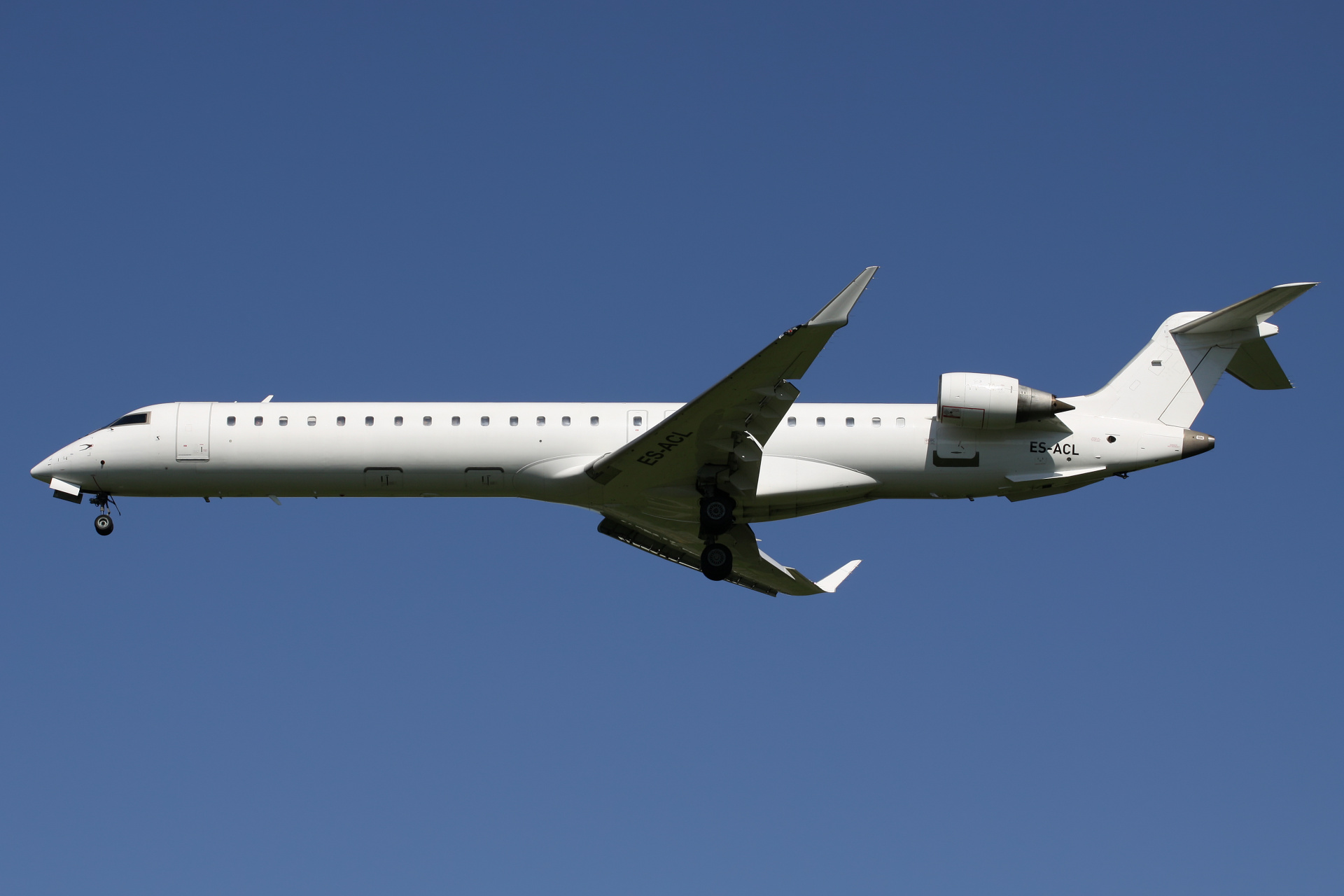 ES-ACL (no livery) (Aircraft » EPWA Spotting » Mitsubishi Regional Jet » CRJ-900 » Nordica)