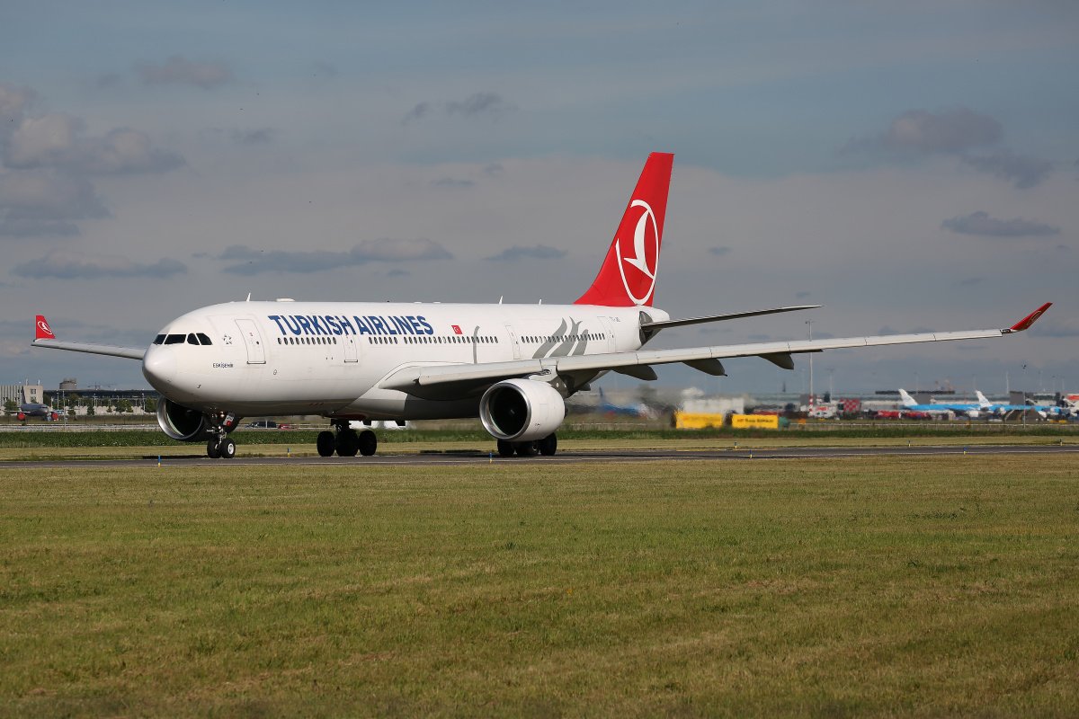TC-JIO (Aircraft » Schiphol Spotting » Airbus A330-200 » THY Turkish Airlines)