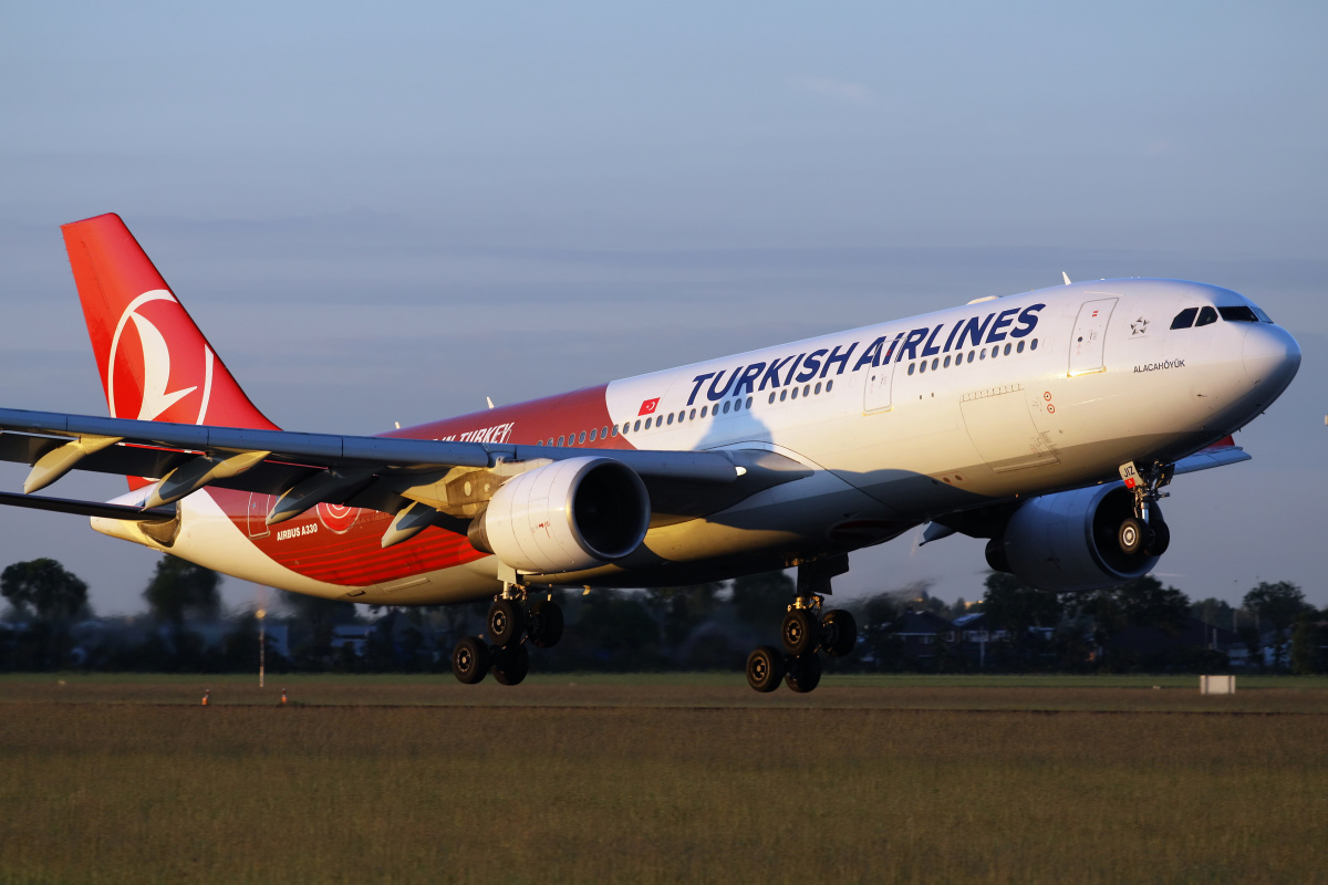 TC-JIZ ("Invest in Turkey" livery) (Aircraft » Schiphol Spotting » Airbus A330-200 » THY Turkish Airlines)