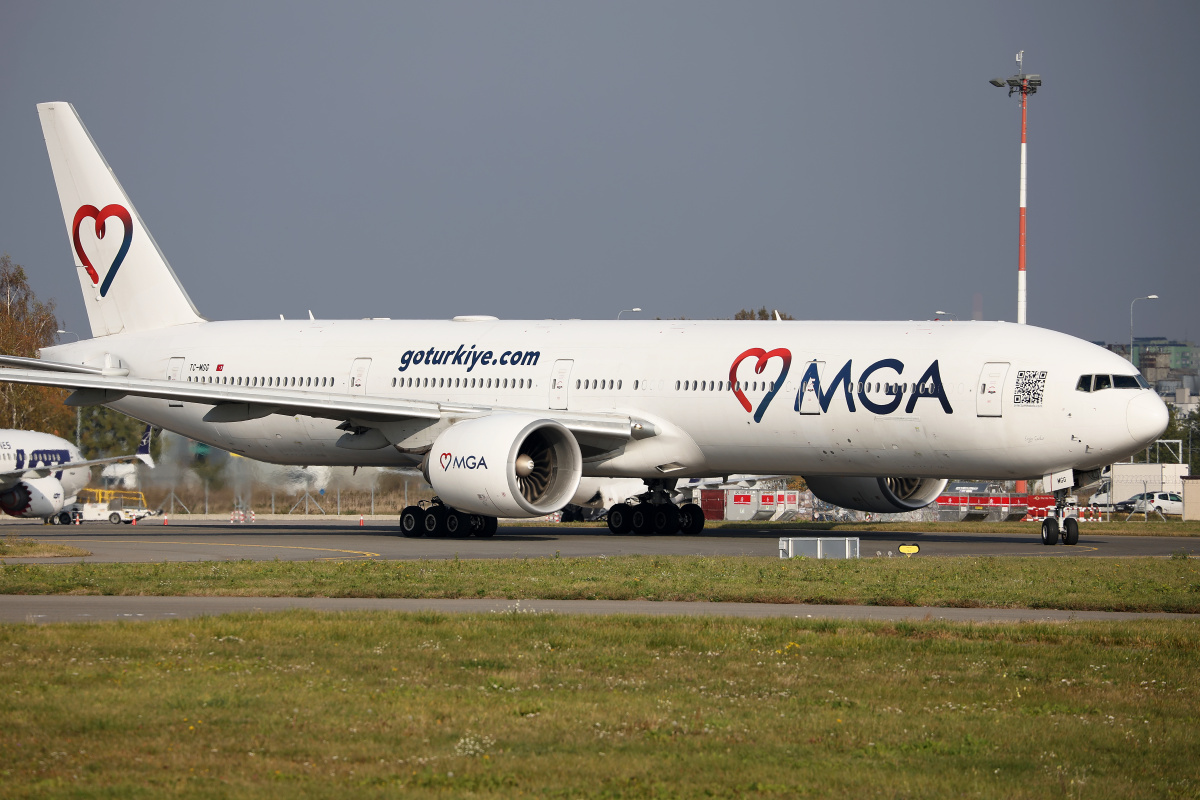 TC-MGG (full livery) (Aircraft » EPWA Spotting » Boeing 777-300ER » Mavi Gök Airlines)