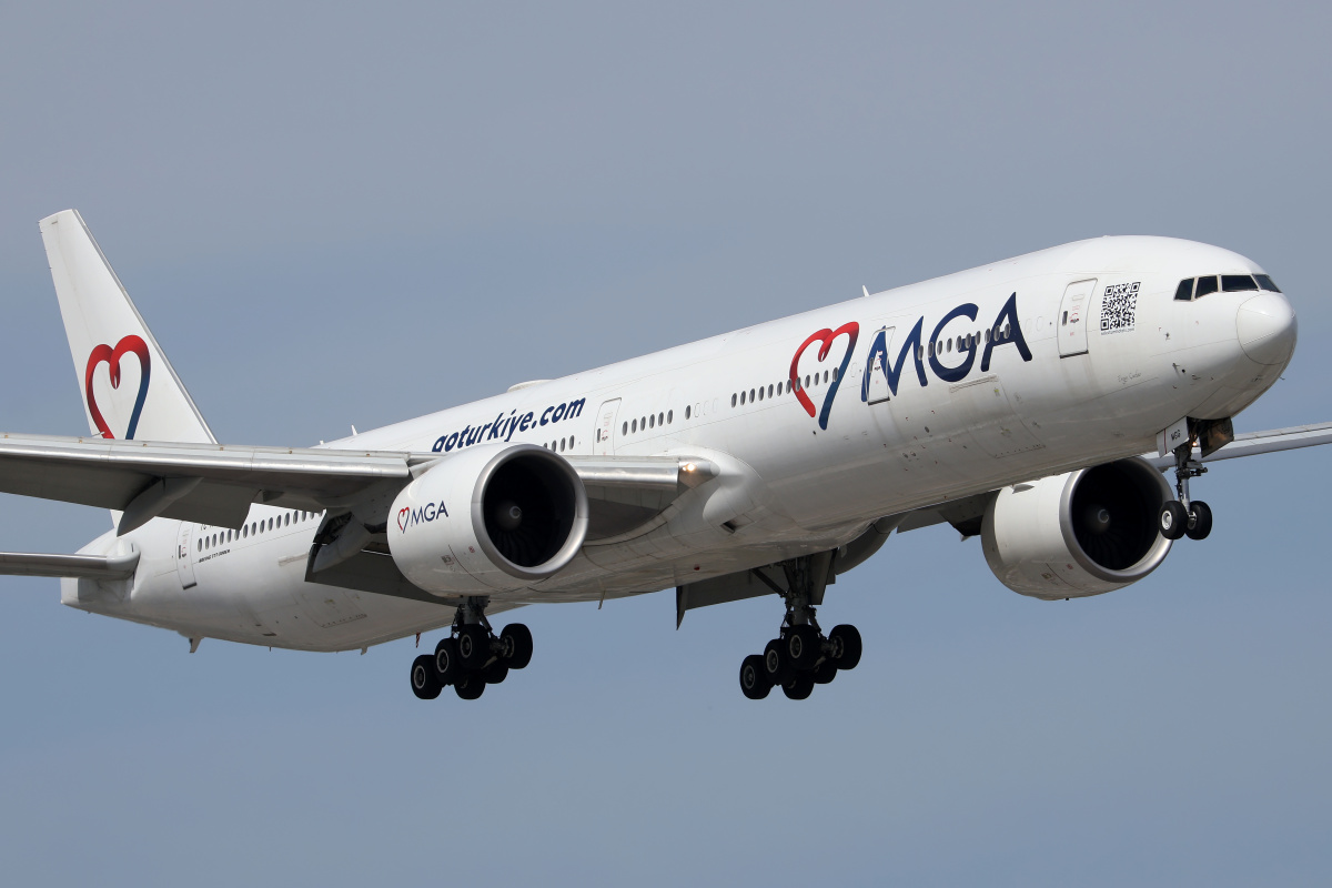 TC-MGG (pełne malowanie) (Samoloty » Spotting na EPWA » Boeing 777-300ER » Mavi Gök Airlines)