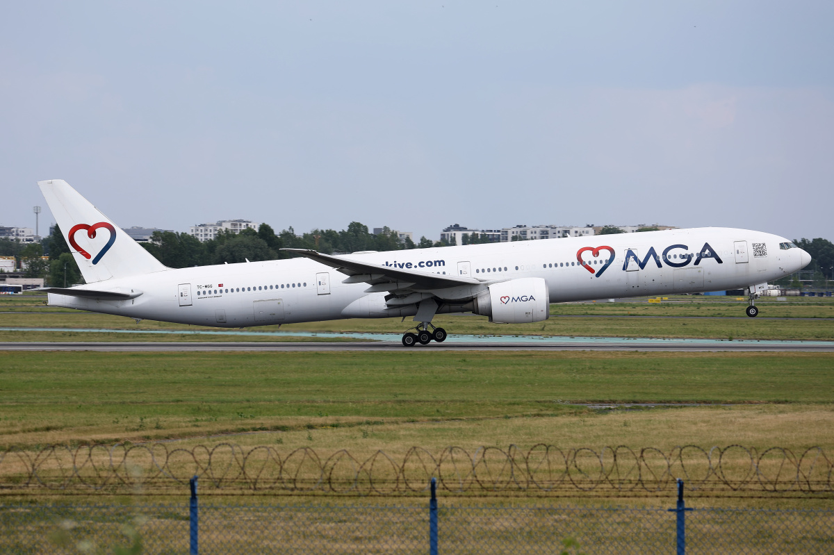 TC-MGG (full livery) (Aircraft » EPWA Spotting » Boeing 777-300ER » Mavi Gök Airlines)