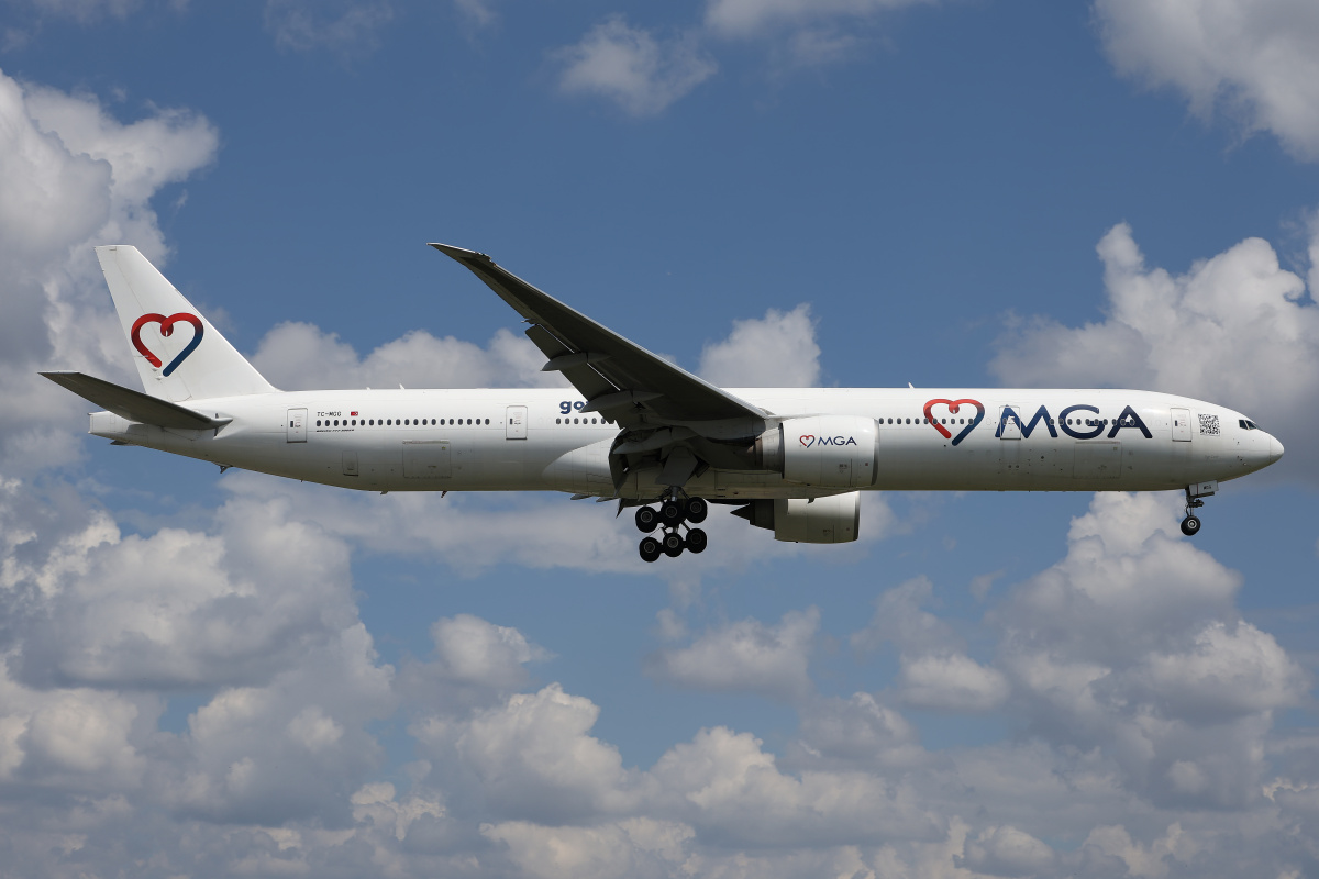 TC-MGG (pełne malowanie) (Samoloty » Spotting na EPWA » Boeing 777-300ER » Mavi Gök Airlines)