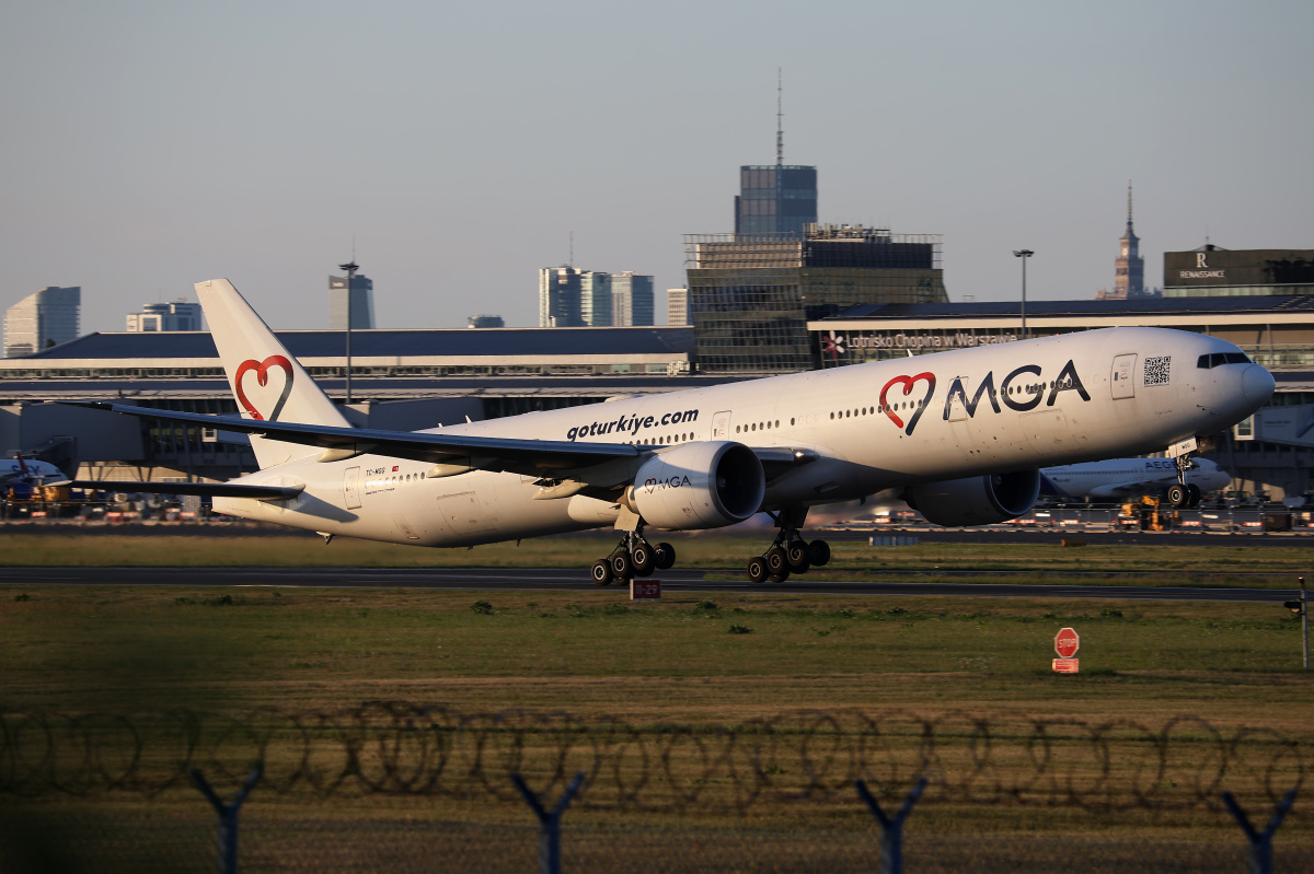 TC-MGG (pełne malowanie) (Samoloty » Spotting na EPWA » Boeing 777-300ER » Mavi Gök Airlines)