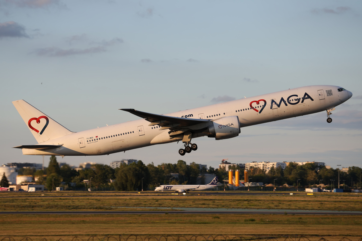 TC-MGG (full livery) (Aircraft » EPWA Spotting » Boeing 777-300ER » Mavi Gök Airlines)