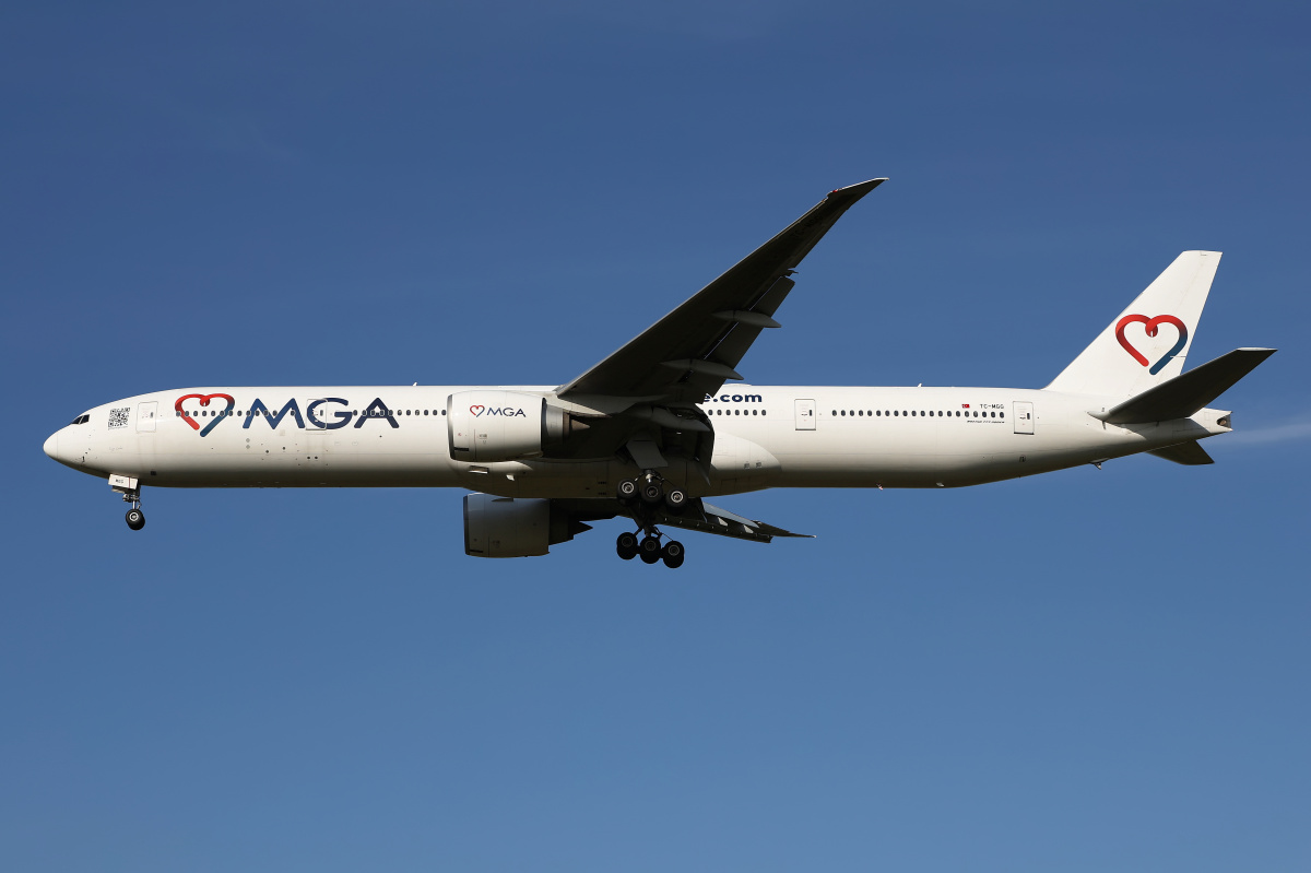 TC-MGG (full livery) (Aircraft » EPWA Spotting » Boeing 777-300ER » Mavi Gök Airlines)