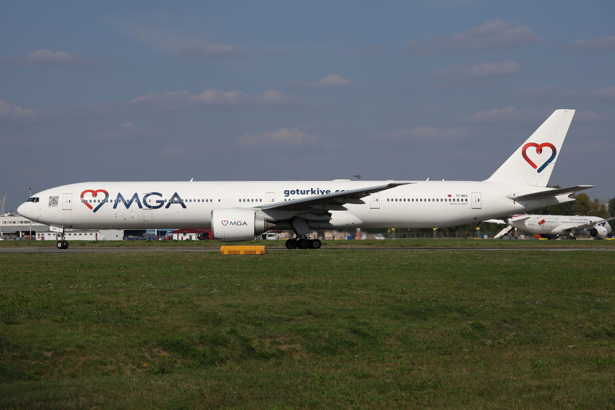 TC-MGG (pełne malowanie) (Samoloty » Spotting na EPWA » Boeing 777-300ER » Mavi Gök Airlines)