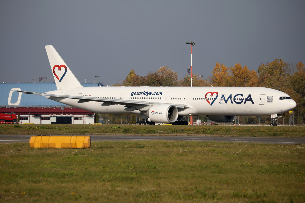 TC-MGG (pełne malowanie) (Samoloty » Spotting na EPWA » Boeing 777-300ER » Mavi Gök Airlines)