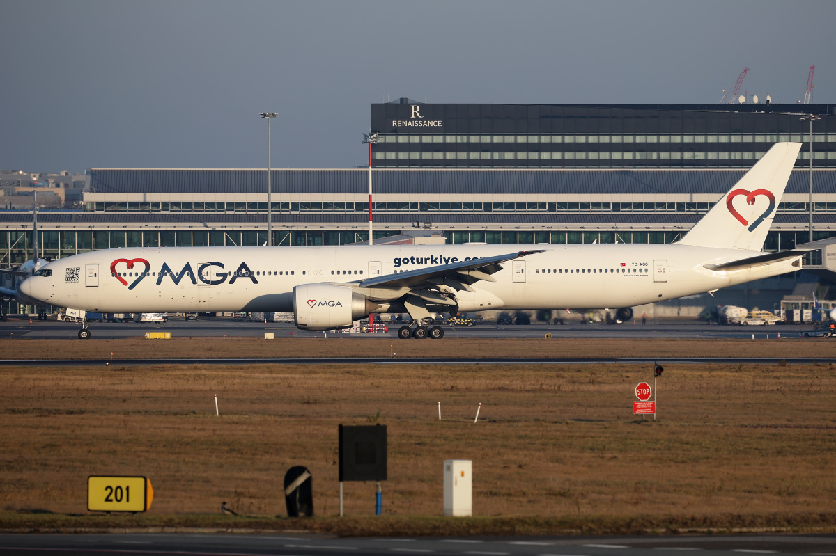 TC-MGG (full livery) (Aircraft » EPWA Spotting » Boeing 777-300ER » Mavi Gök Airlines)