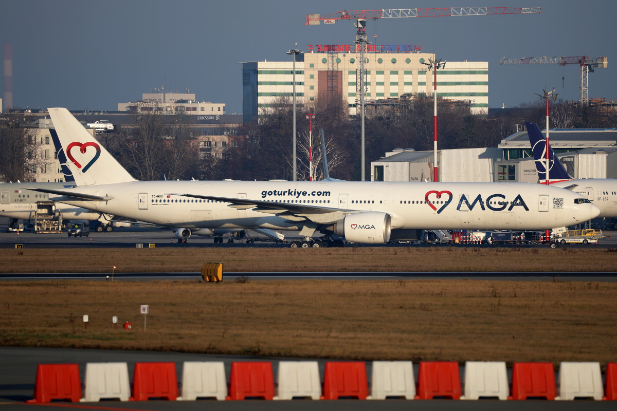 TC-MGG (full livery) (Aircraft » EPWA Spotting » Boeing 777-300ER » Mavi Gök Airlines)