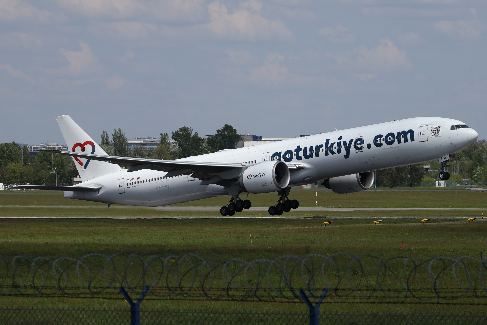 TC-MGG (Samoloty » Spotting na EPWA » Boeing 777-300ER » Mavi Gök Airlines)