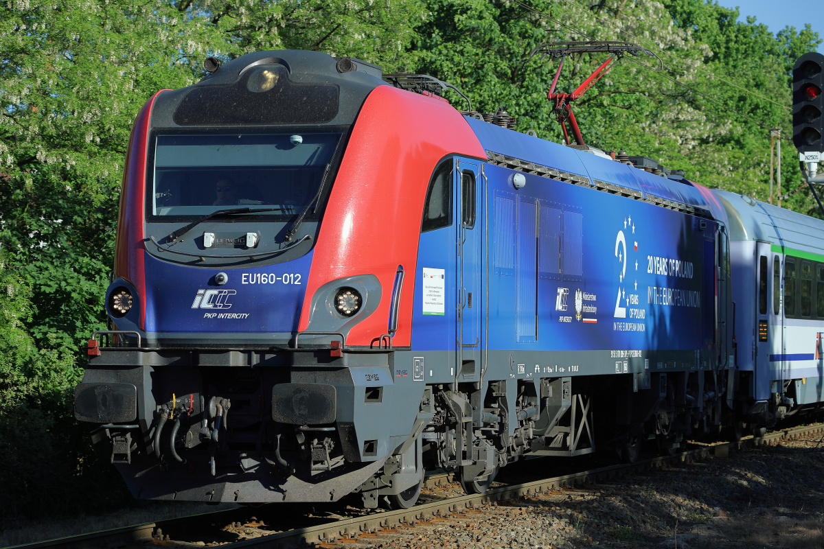 E4DCU EU160-012 ("20 years of Poland in the European Union" wrap) (Vehicles » Trains and Locomotives » Newag Griffin)