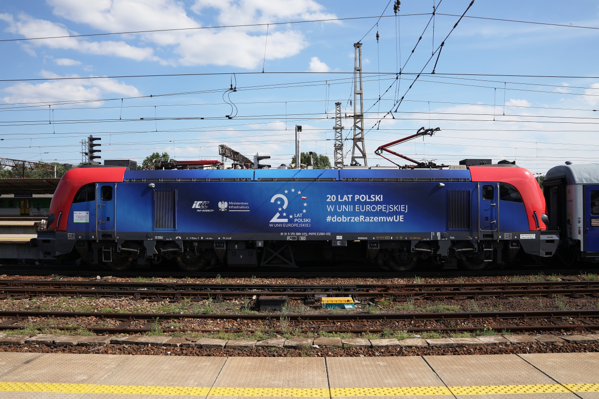 E4DCU EU160-012 ("20 years of Poland in the European Union" wrap) (Vehicles » Trains and Locomotives » Newag Griffin)