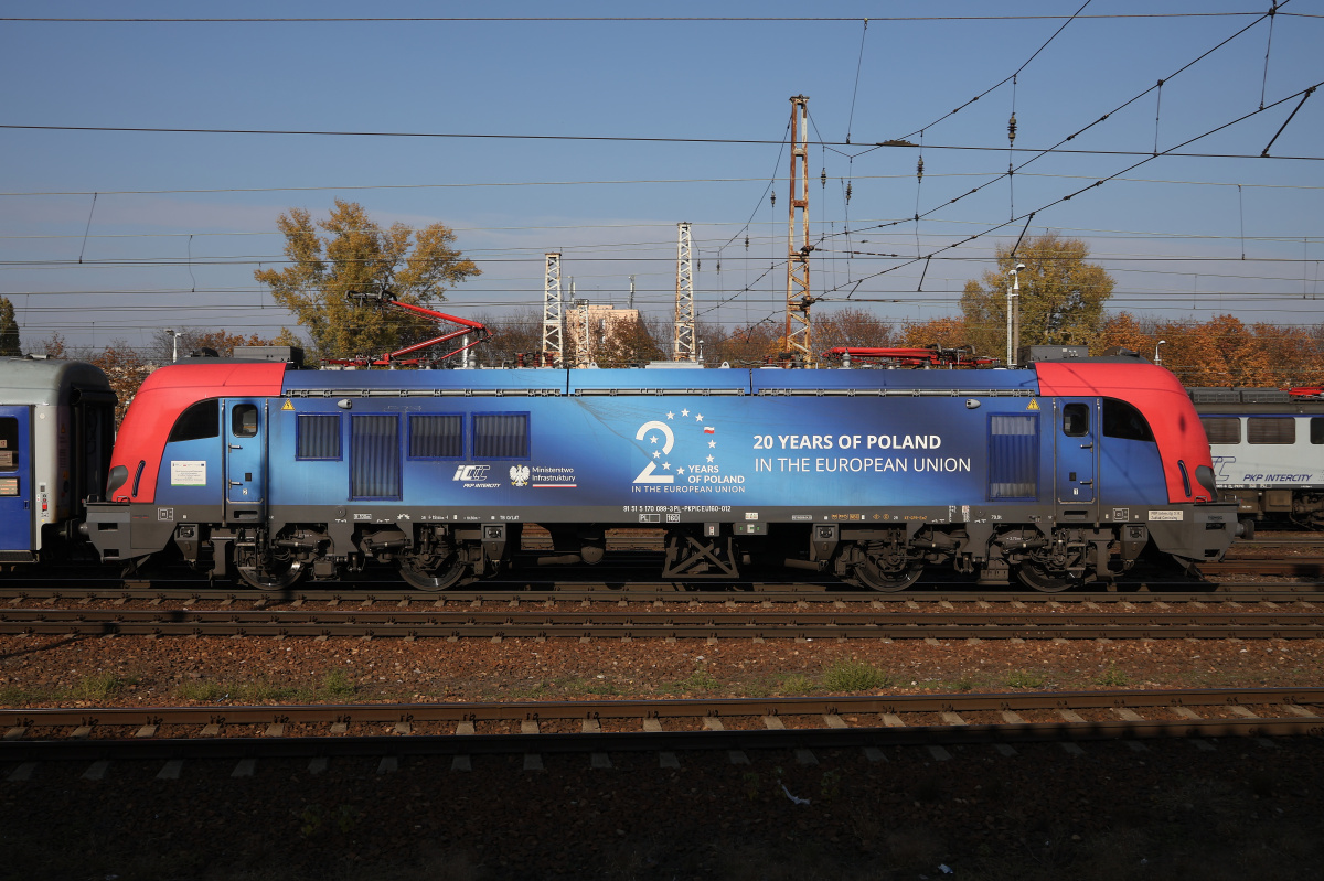 E4DCU EU160-012 ("20 years of Poland in the European Union" wrap) (Vehicles » Trains and Locomotives » Newag Griffin)