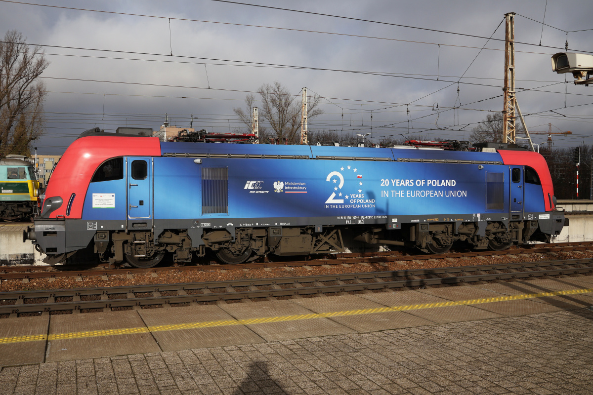 E4DCU EU160-020 ("20 years of Poland in the European Union" wrap) (Vehicles » Trains and Locomotives » Newag Griffin)