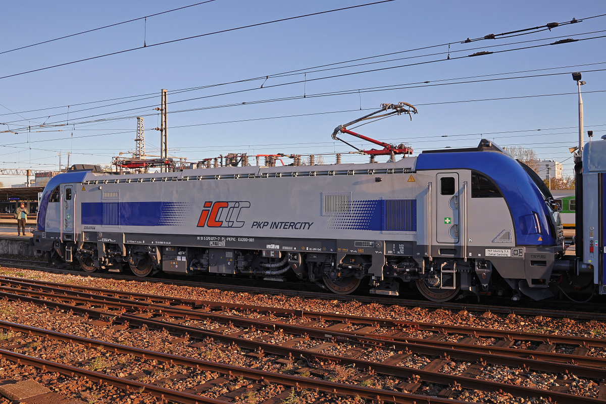 E4MSUa EU200-001 (Vehicles » Trains and Locomotives » Newag Griffin)