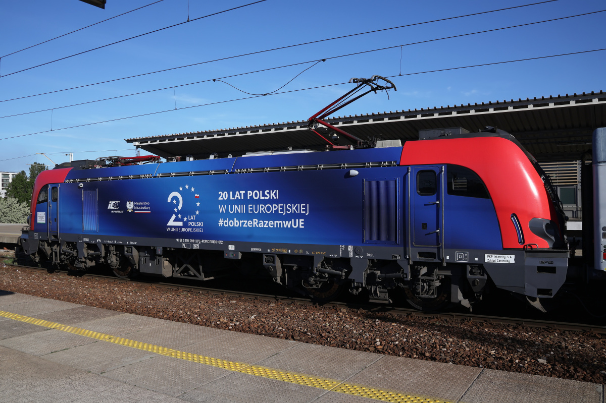 E4DCU EU160-012 ("20 years of Poland in the European Union" wrap) (Vehicles » Trains and Locomotives » Newag Griffin)