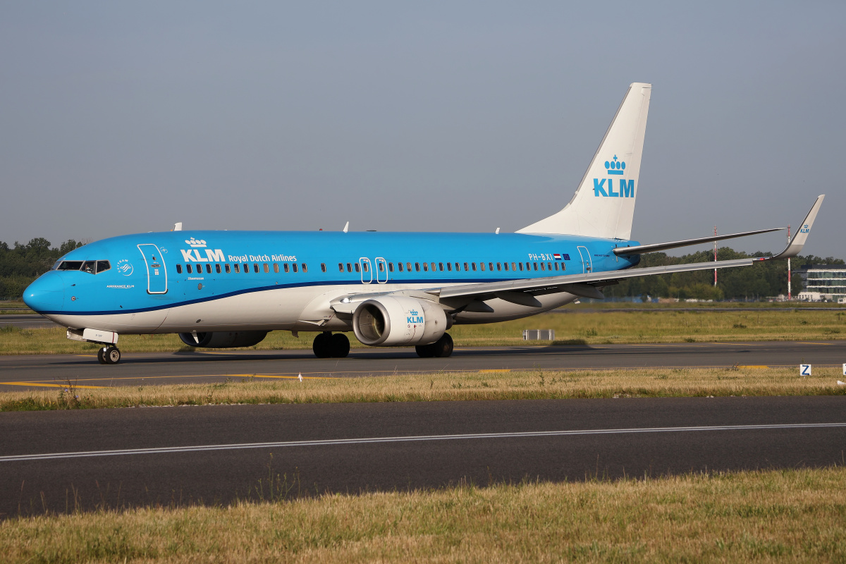 PH-BXI (new livery) (Aircraft » EPWA Spotting » Boeing 737-800 » KLM Royal Dutch Airlines)