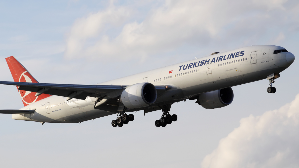 TC-JJE (Aircraft » EPWA Spotting » Boeing 777-300ER » THY Turkish Airlines)