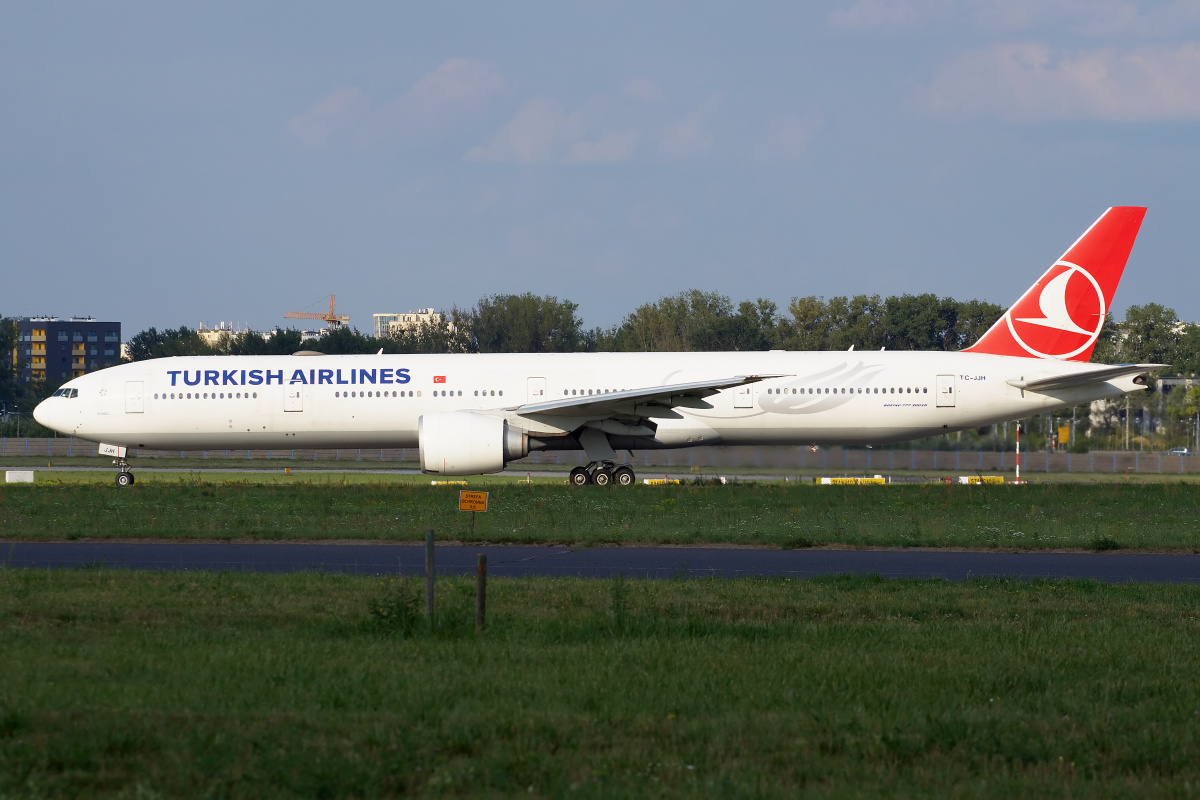 TC-JJH (Aircraft » EPWA Spotting » Boeing 777-300ER » THY Turkish Airlines)