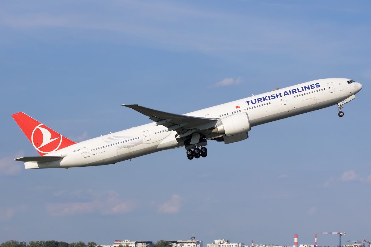 TC-JJH (Aircraft » EPWA Spotting » Boeing 777-300ER » THY Turkish Airlines)