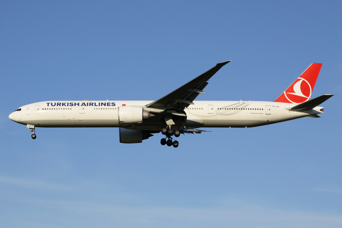 TC-LJE (Aircraft » EPWA Spotting » Boeing 777-300ER » THY Turkish Airlines)