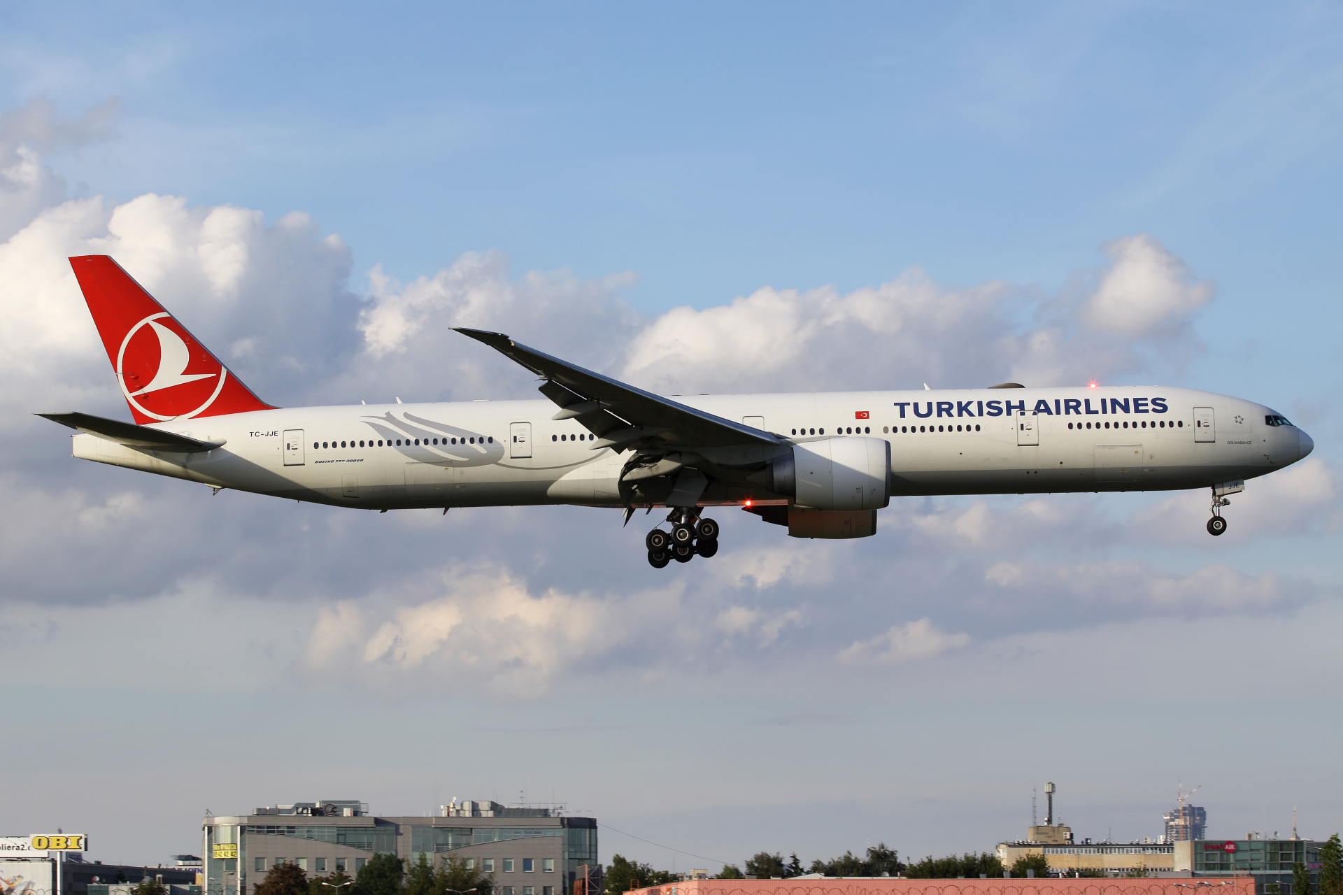 TC-JJE (Aircraft » EPWA Spotting » Boeing 777-300ER » THY Turkish Airlines)