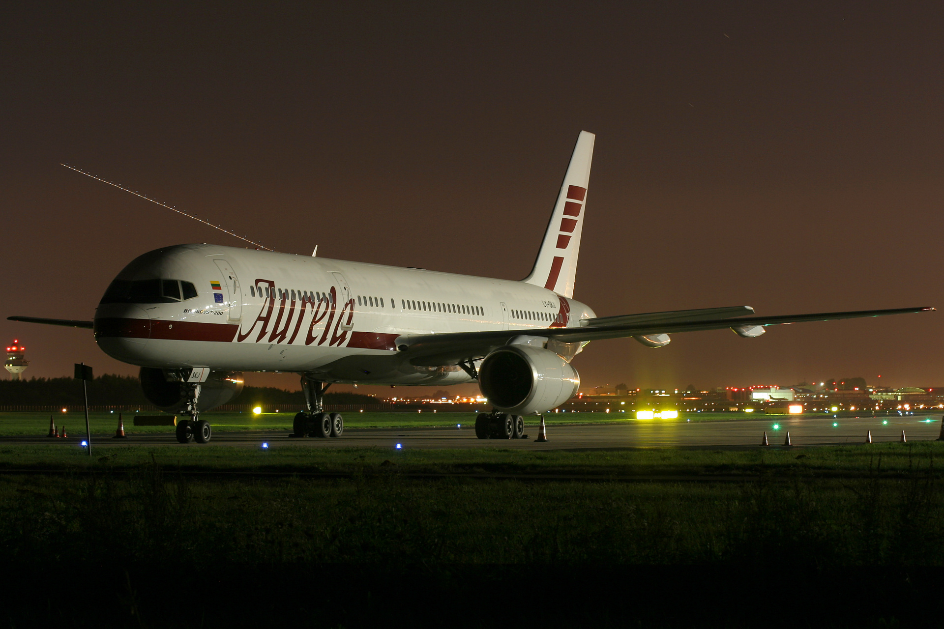 LY-SKJ (Samoloty » Spotting na EPWA » Boeing 757-200 » Aurela)
