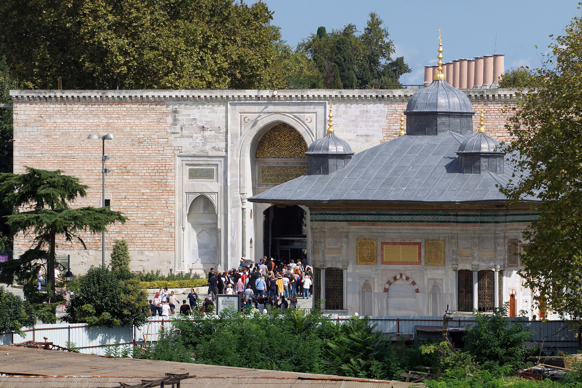 Brama Imperialna Pałacu Topkapi i Fontanna Sułtana Ahmeda III (Podróże » Stambuł)