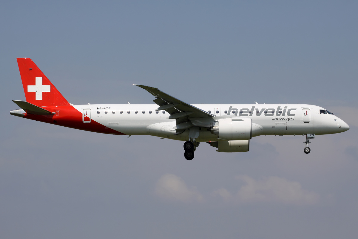 HB-AZF, Helvetic Airways (Samoloty » Spotting na EPWA » Embraer E190-E2)