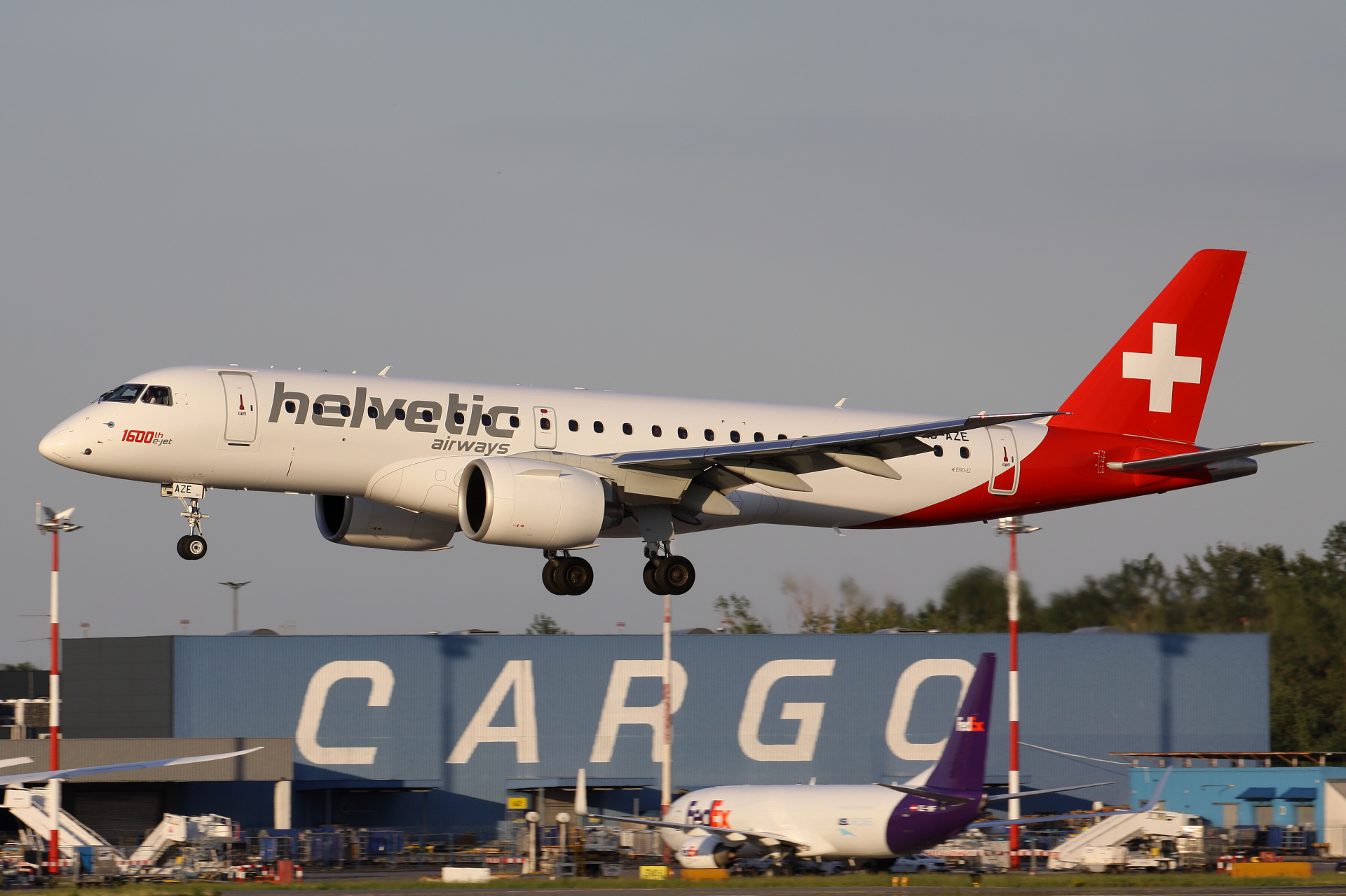 HB-AZE (naklejka 1600. E-jet) (Samoloty » Spotting na EPWA » Embraer E190-E2)