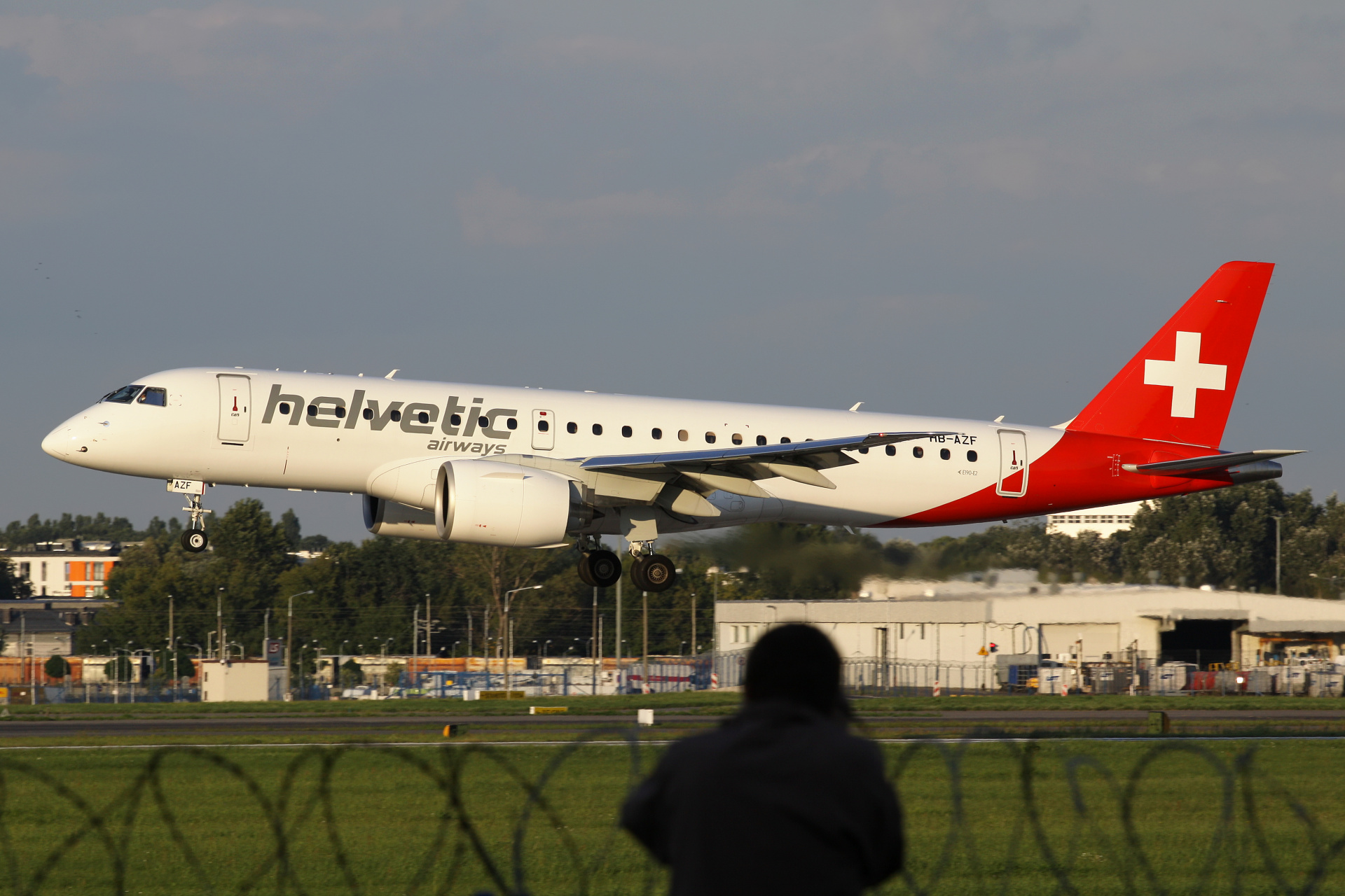 HB-AZF, Helvetic Airways (Samoloty » Spotting na EPWA » Embraer E190-E2)