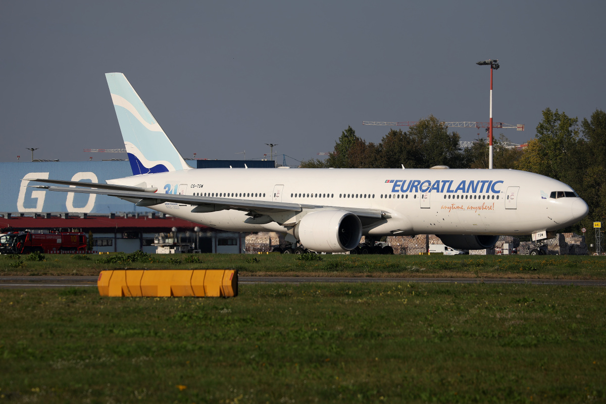 CS-TSW (naklejka 30. rocznicy) (Samoloty » Spotting na EPWA » Boeing 777-200 i 200ER » EuroAtlantic Airways)