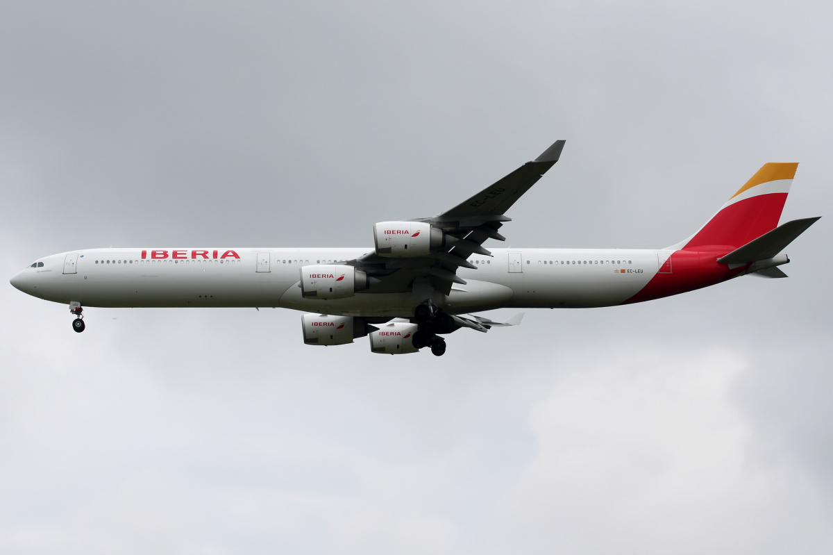 EC-LEU, Iberia (Aircraft » EPWA Spotting » Airbus A340-600)