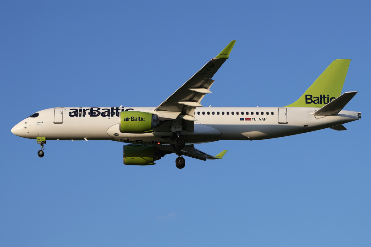 YL-AAP (Samoloty » Spotting na EPWA » Airbus A220-300 » airBaltic)