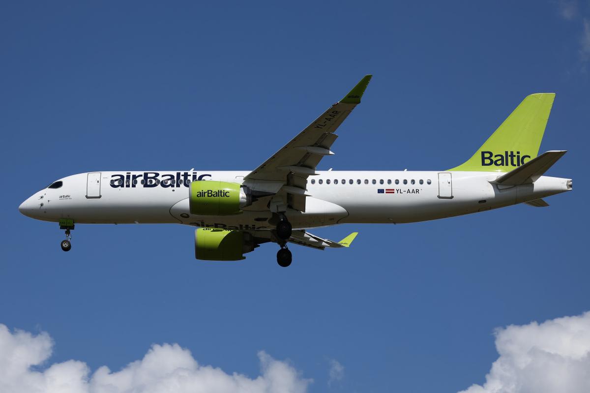 YL-AAR (Samoloty » Spotting na EPWA » Airbus A220-300 » airBaltic)