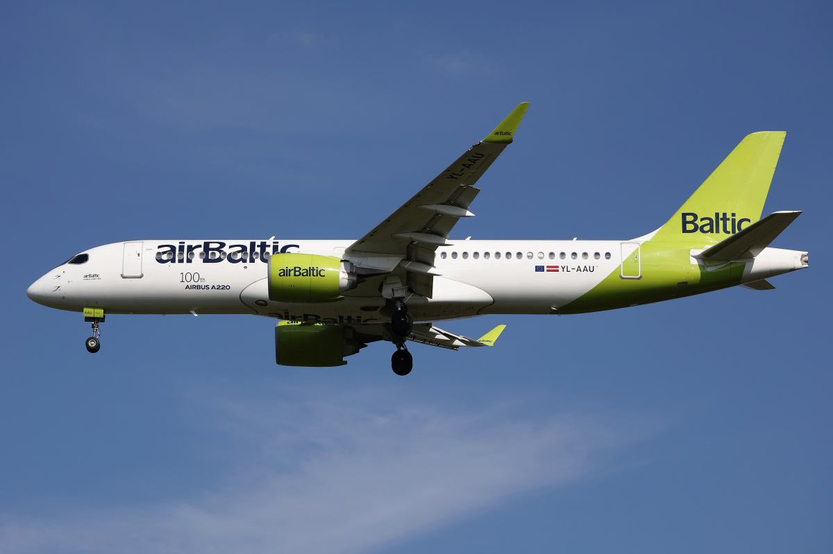 YL-AAU (naklejka 100. Airbus A220) (Samoloty » Spotting na EPWA » Airbus A220-300 » airBaltic)