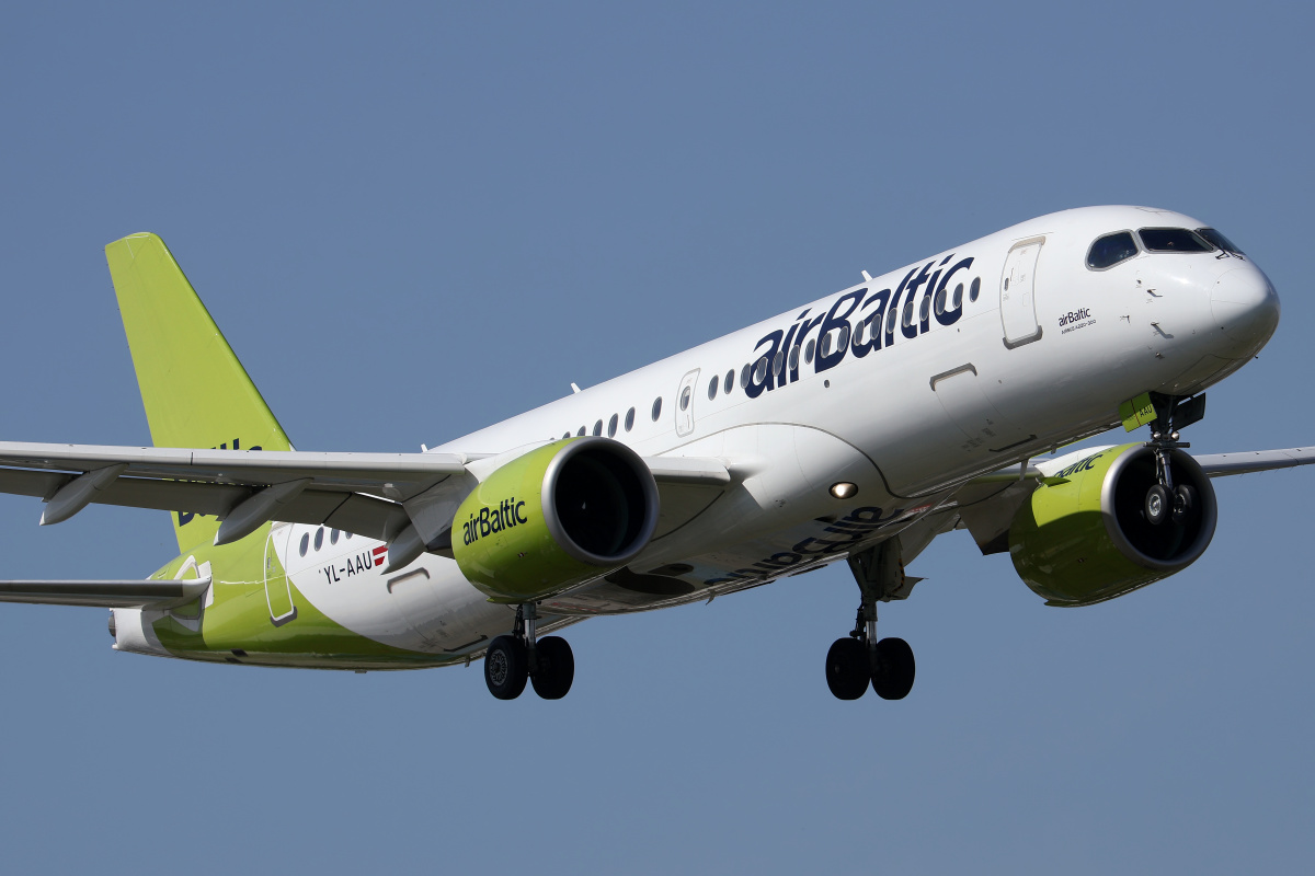 YL-AAU (Aircraft » EPWA Spotting » Airbus A220-300 » airBaltic)