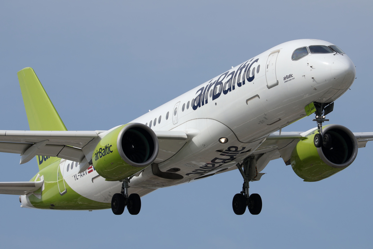 YL-AAV (Aircraft » EPWA Spotting » Airbus A220-300 » airBaltic)