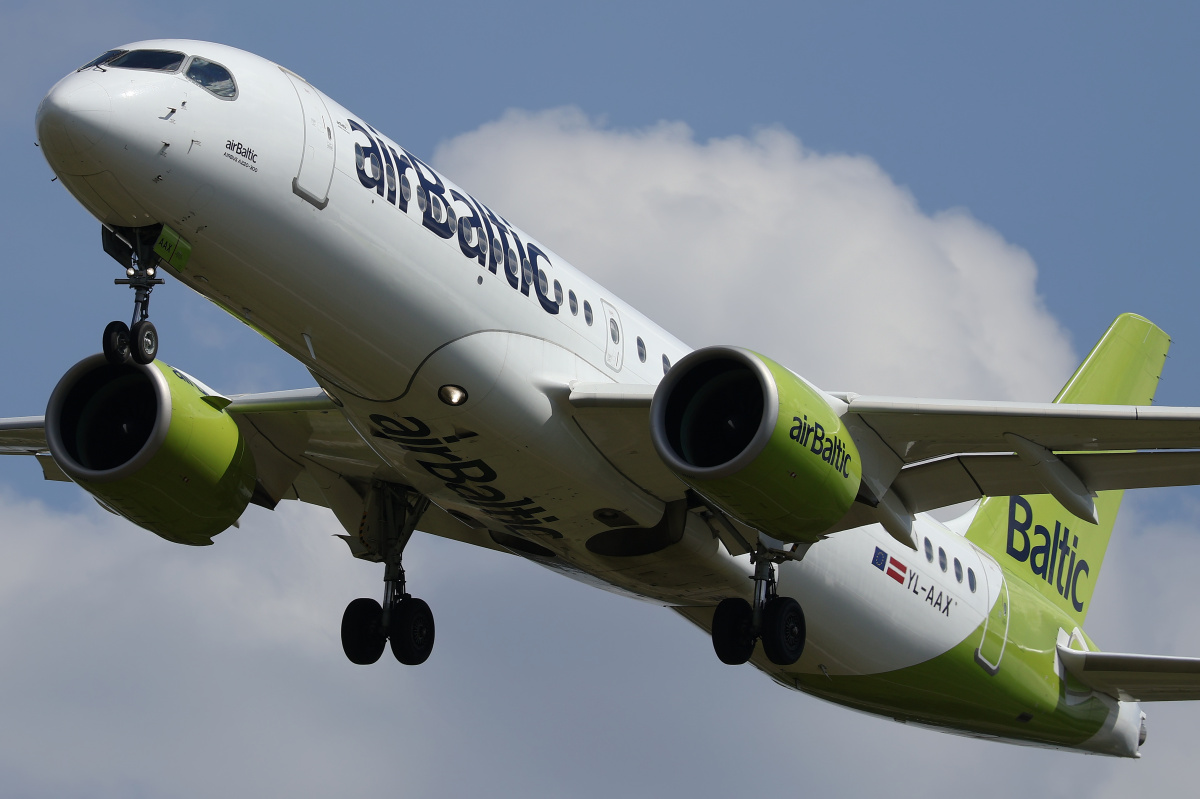 YL-AAX (Aircraft » EPWA Spotting » Airbus A220-300 » airBaltic)