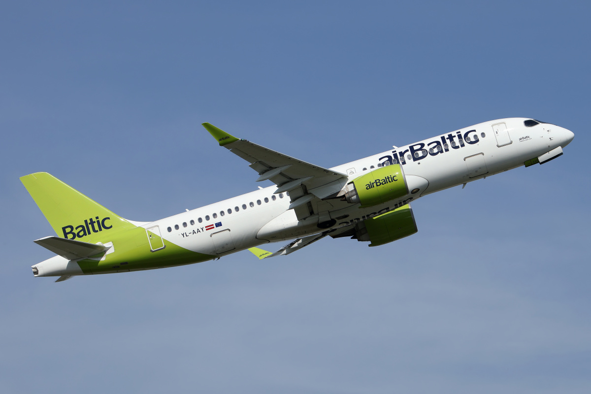 YL-AAY (Samoloty » Spotting na EPWA » Airbus A220-300 » airBaltic)