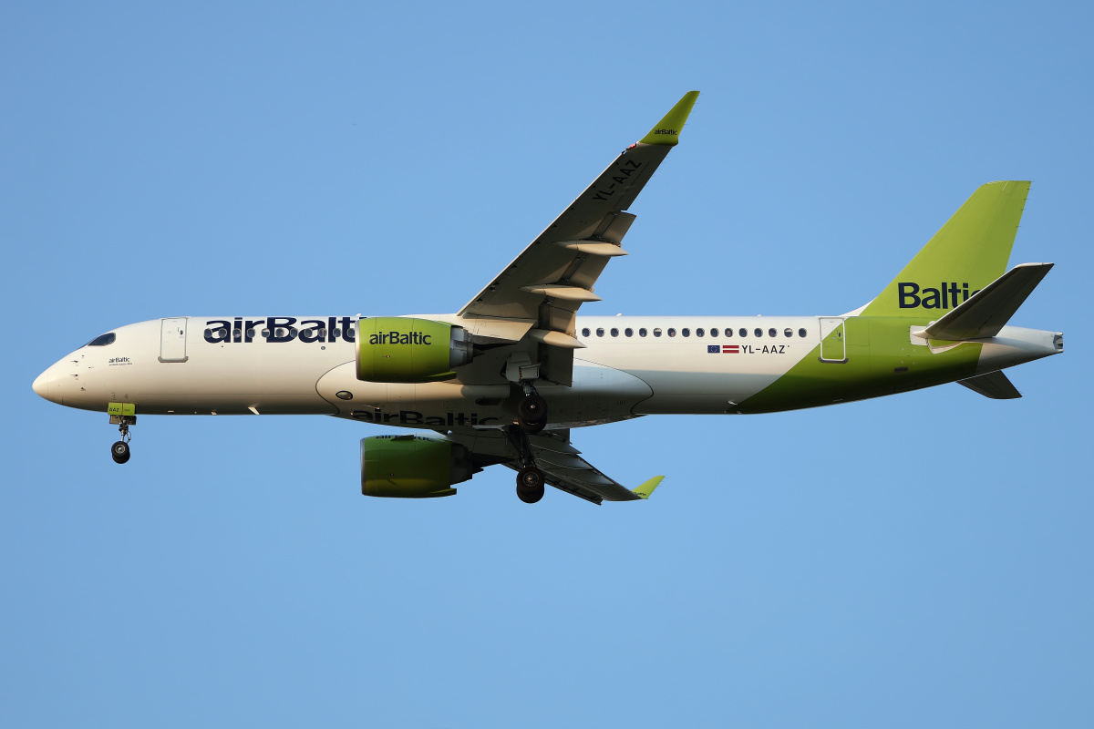 YL-AAZ (Aircraft » EPWA Spotting » Airbus A220-300 » airBaltic)