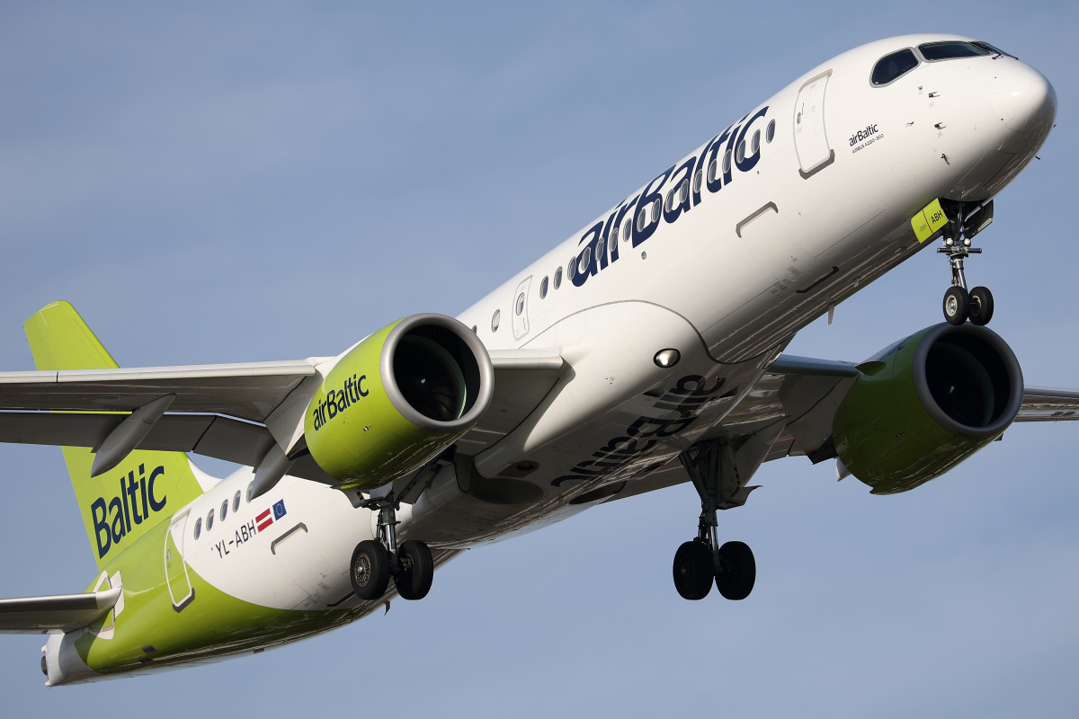 YL-ABH (Aircraft » EPWA Spotting » Airbus A220-300 » airBaltic)