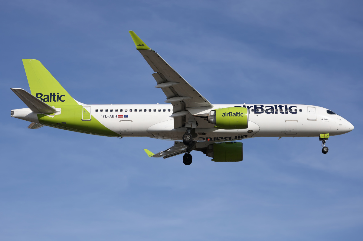 YL-ABH (Samoloty » Spotting na EPWA » Airbus A220-300 » airBaltic)