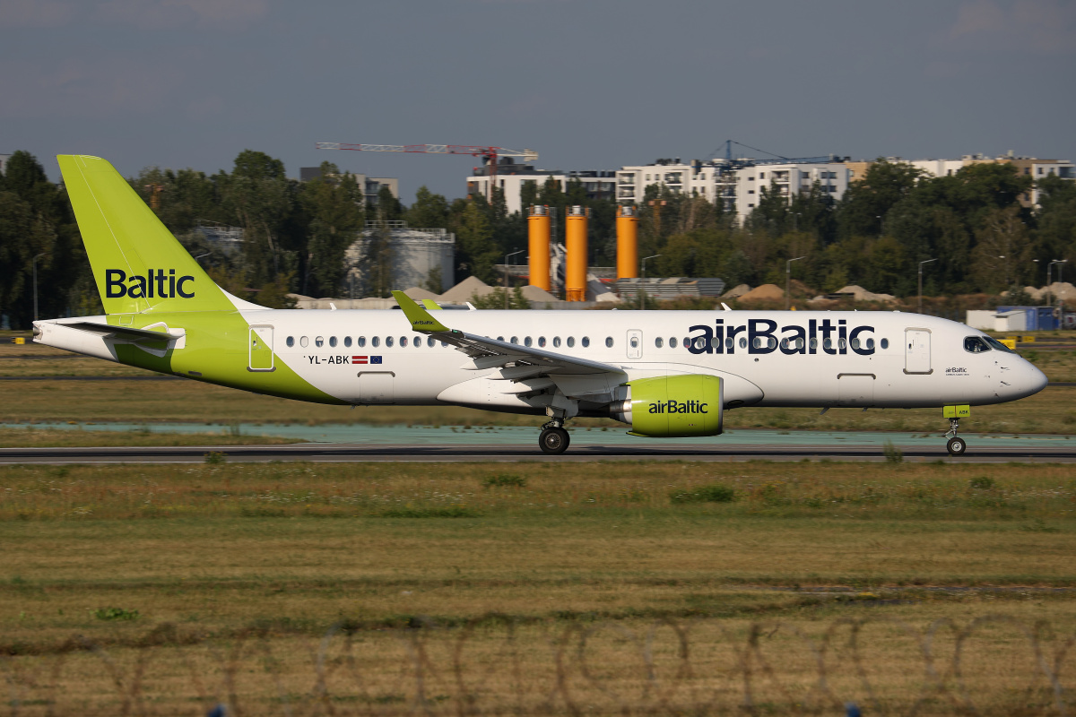 YL-ABK (Aircraft » EPWA Spotting » Airbus A220-300 » airBaltic)