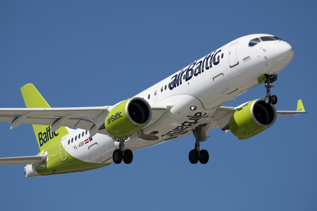 YL-ABR (Samoloty » Spotting na EPWA » Airbus A220-300 » airBaltic)