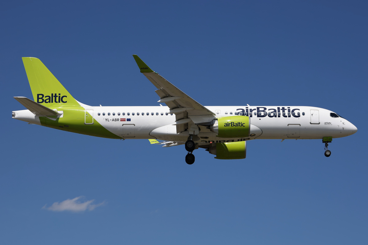 YL-ABR (Aircraft » EPWA Spotting » Airbus A220-300 » airBaltic)