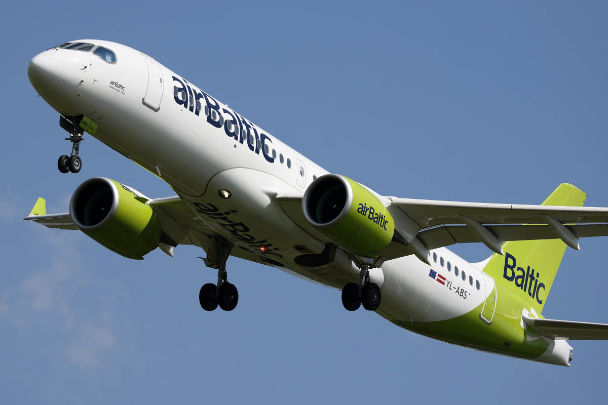 YL-ABS (Aircraft » EPWA Spotting » Airbus A220-300 » airBaltic)