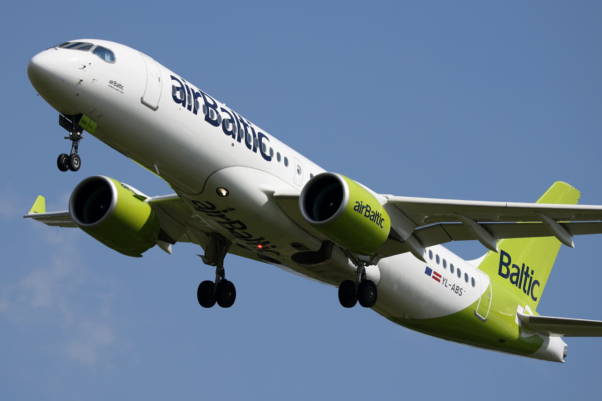 YL-ABS (Samoloty » Spotting na EPWA » Airbus A220-300 » airBaltic)